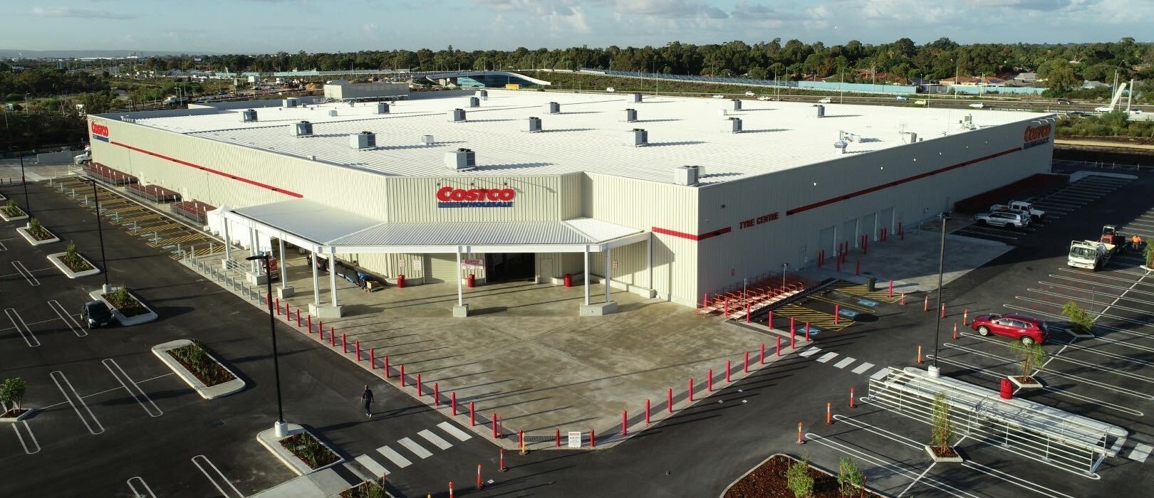 Completed commercial roof and cladding on a major retail facility in Perth WA